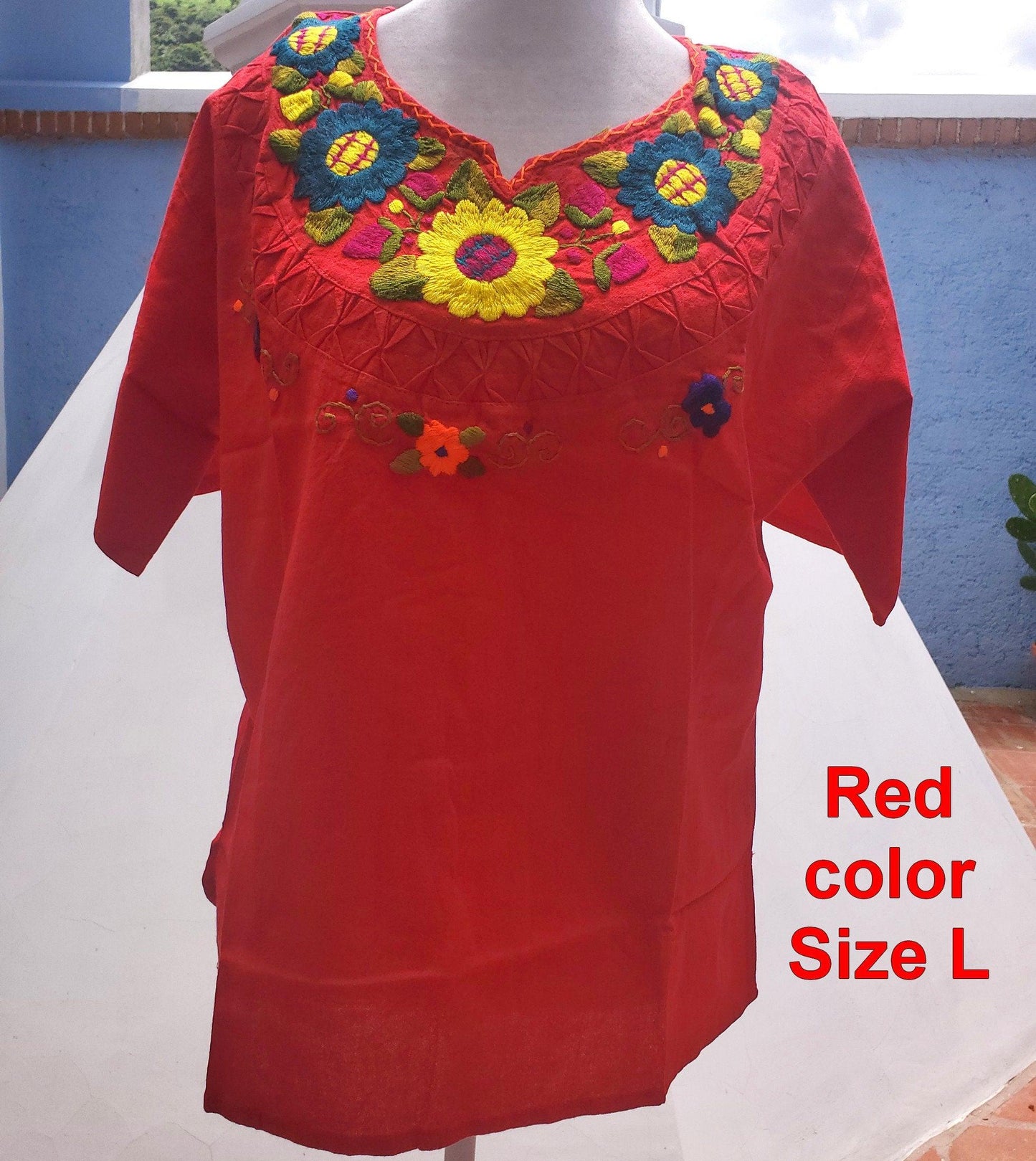 Ligth-weigth cotton hand-embroidered blouse