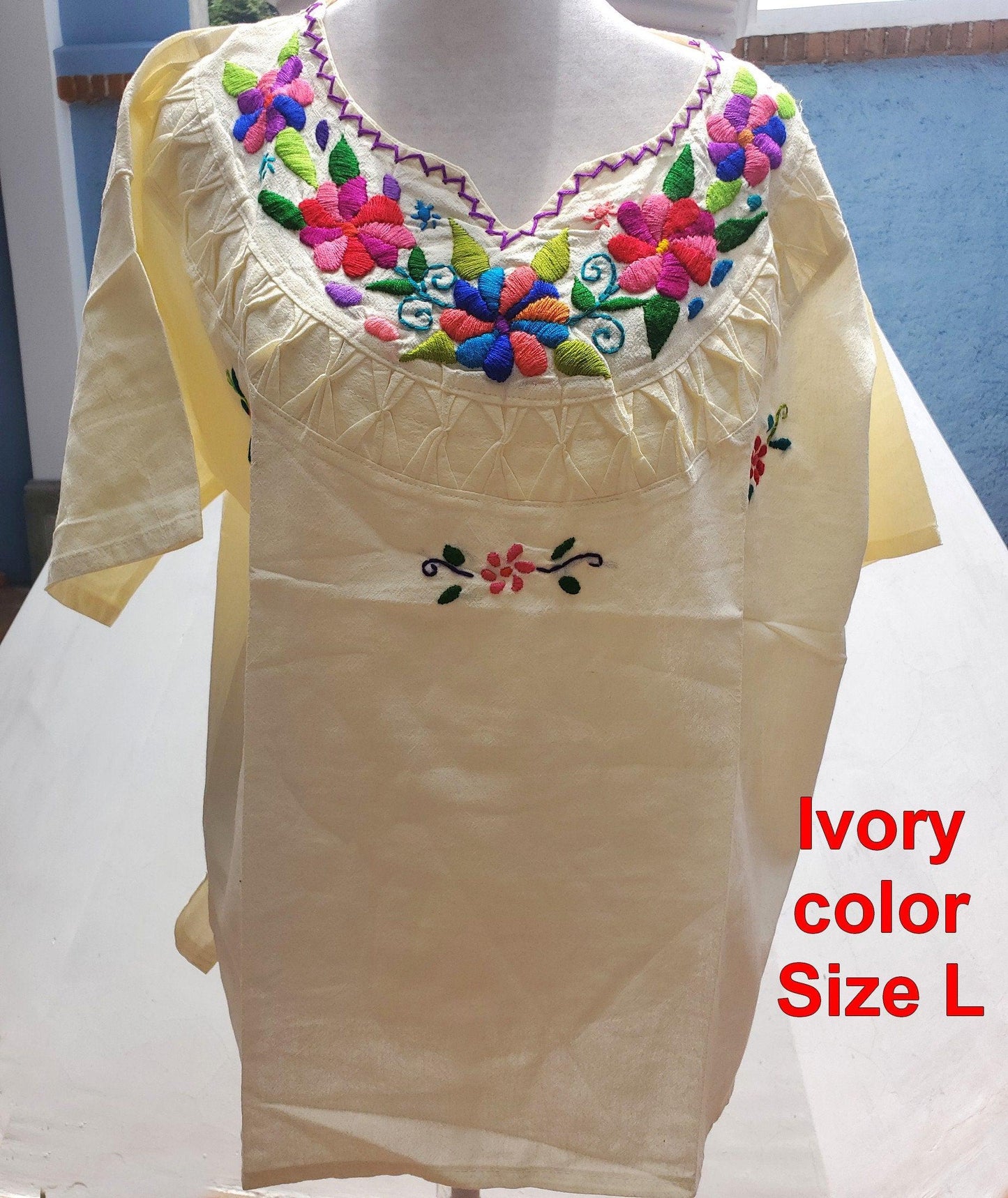 Ligth-weigth cotton hand-embroidered blouse