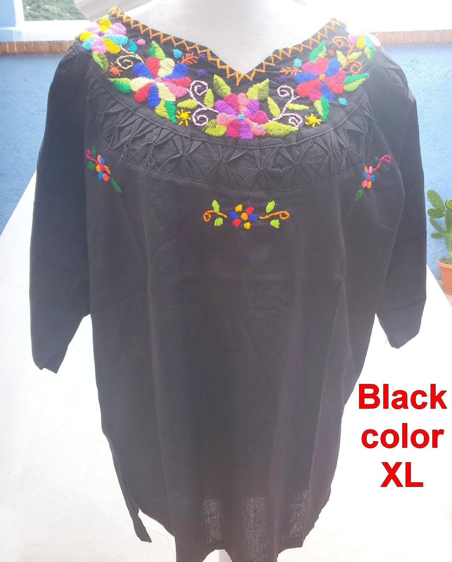 Ligth-weigth cotton hand-embroidered blouse
