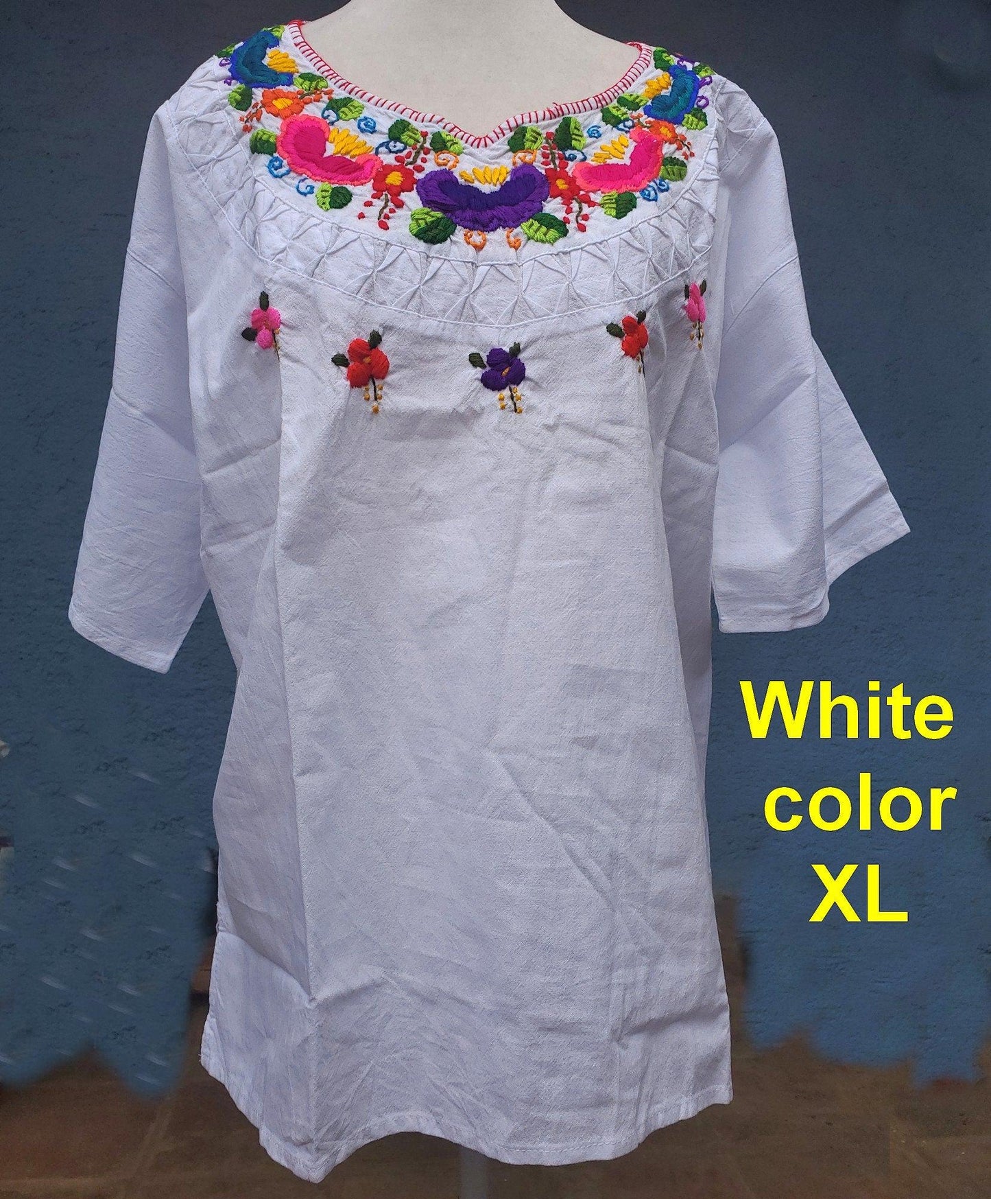 Ligth-weigth cotton hand-embroidered blouse