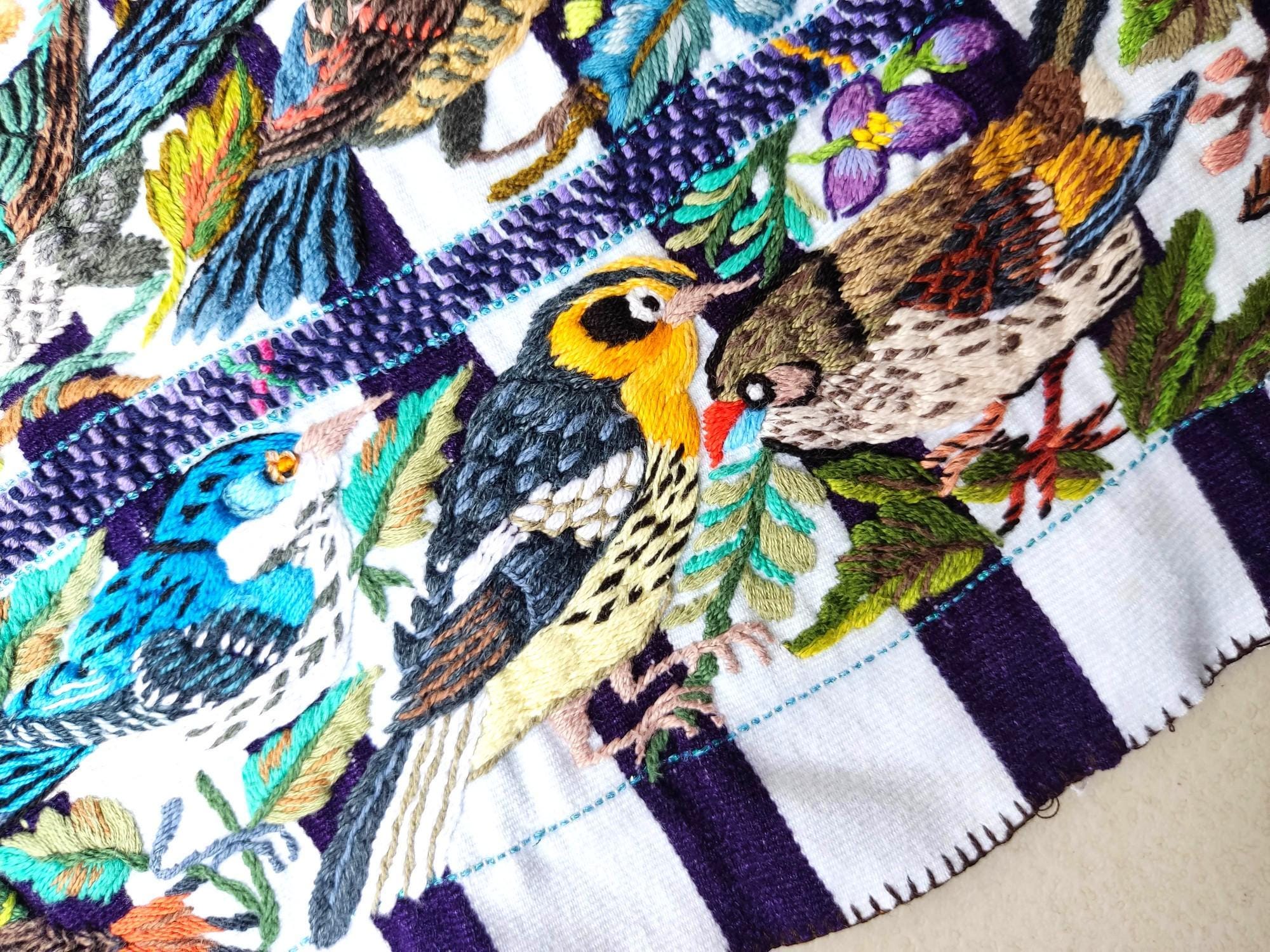 手作りの白い刺繍入りグアテマラ産サンティアゴ・アティトラン綿壁
