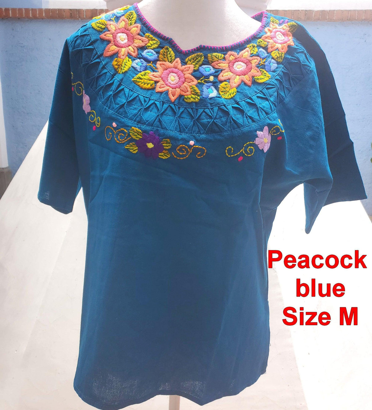 Ligth-weigth cotton hand-embroidered blouse