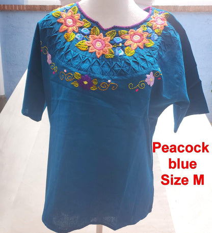 Ligth-weigth cotton hand-embroidered blouse