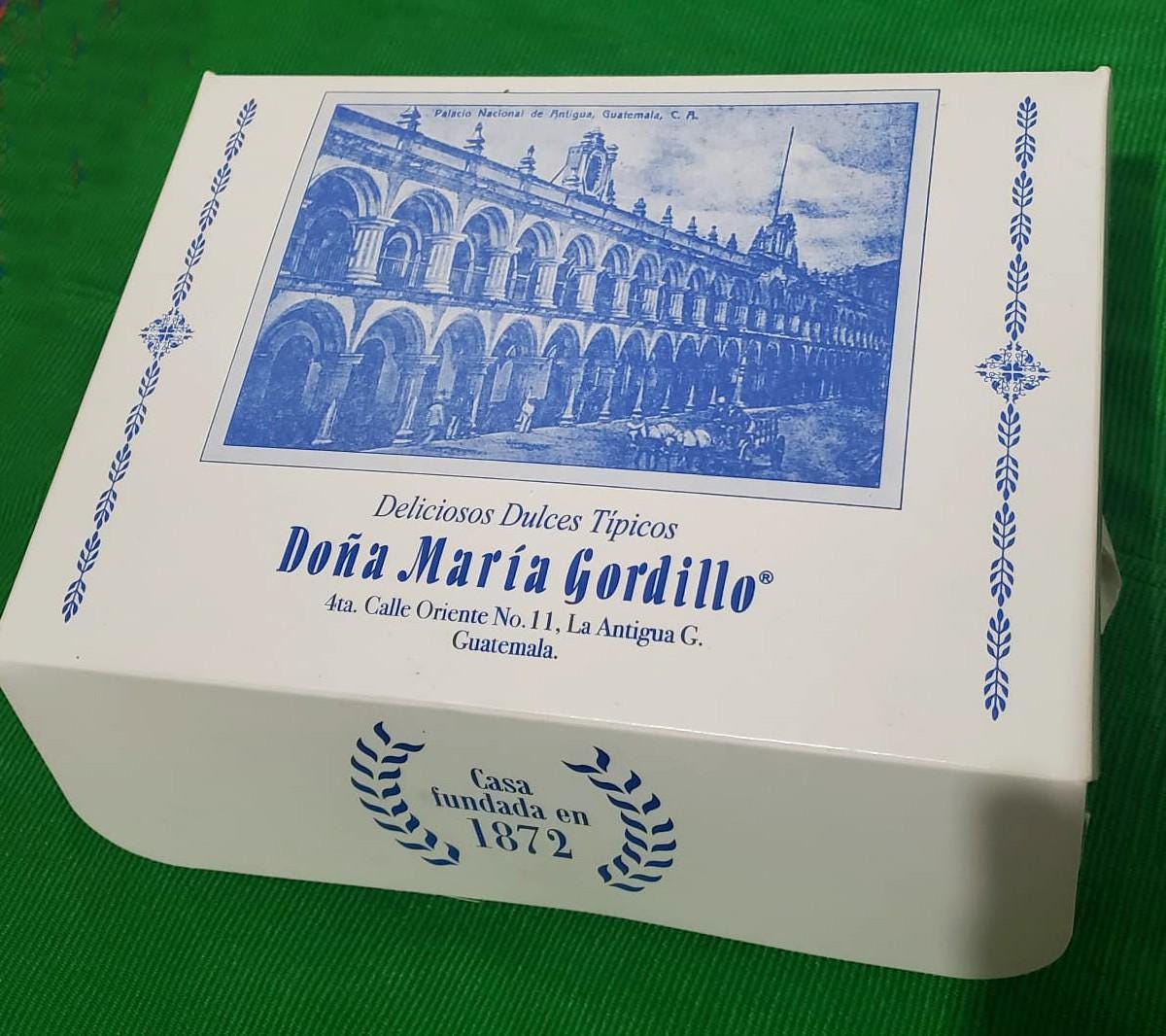 Dulces Artesanales de Antigua Guatemala Doña María Gordillo, Caja de Dulces Típicos Variados: Higos, Camote, Cocadas, Pepitoria