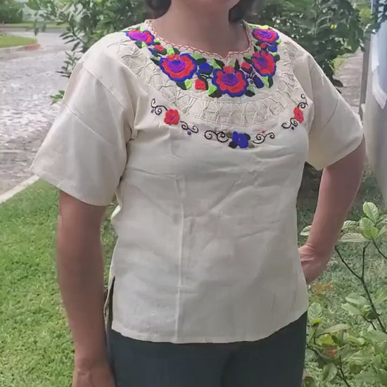 Ligth-weigth cotton hand-embroidered blouse
