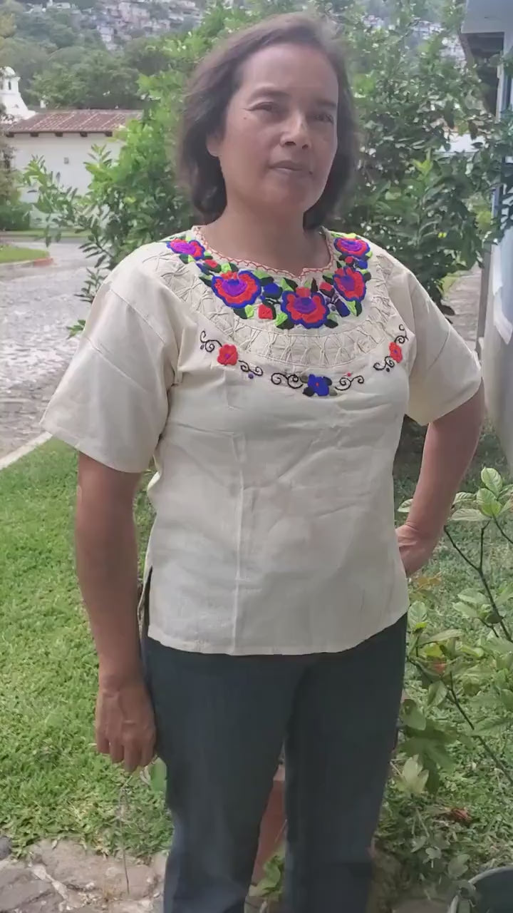 Ligth-weigth cotton hand-embroidered blouse